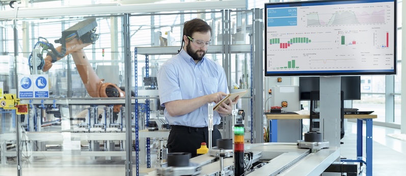 Ingenieur in einer modernen Produktionsumgebung der Industrie 4.0
