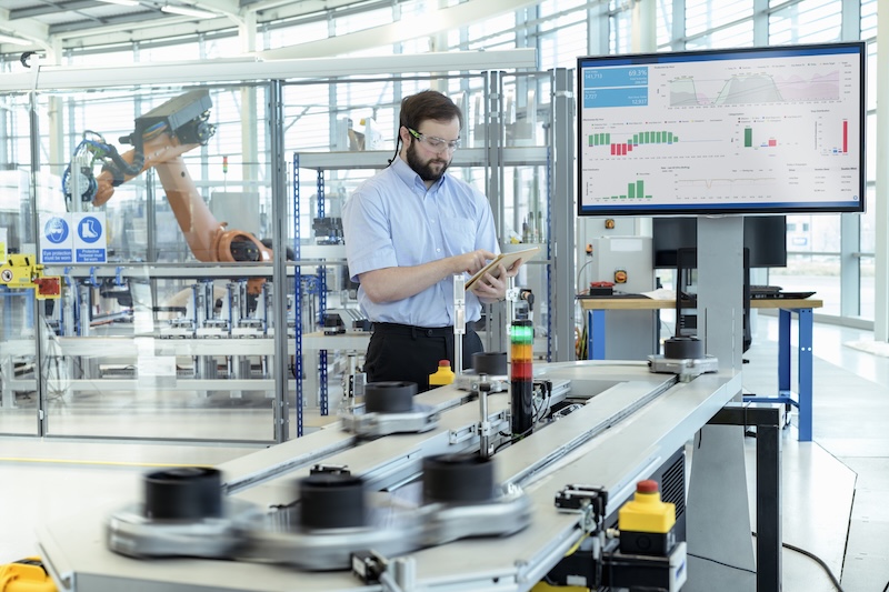 Ingenieur in einer modernen Produktionsumgebung der Industrie 4.0