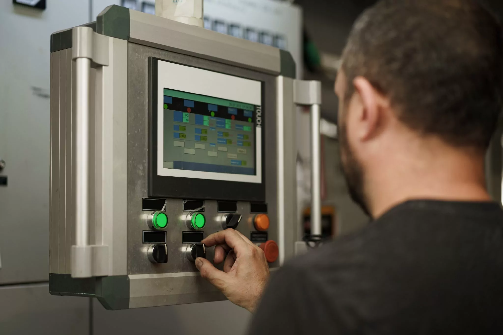 Digitale Assistenzsysteme in die Produktion integrieren